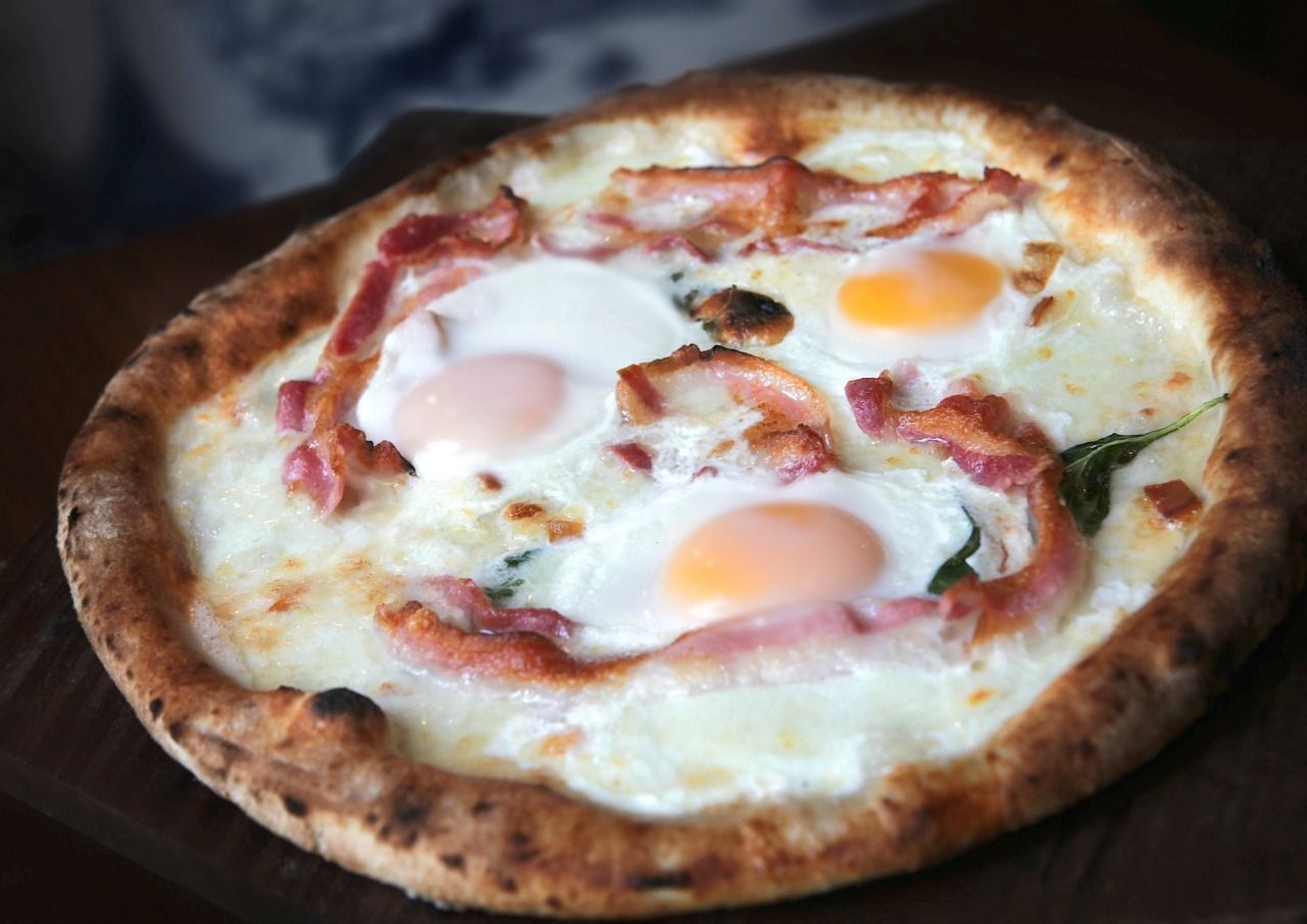 pizza Bombe - bacon & egg pizza
