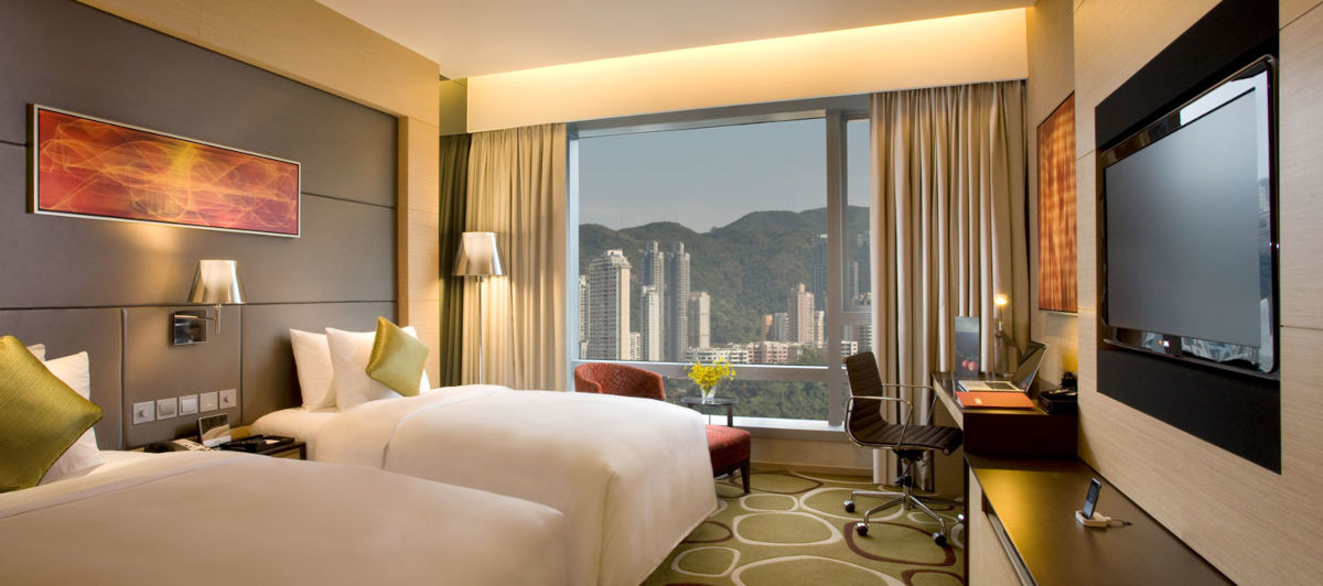 crowne plaza wan chai bed and desk