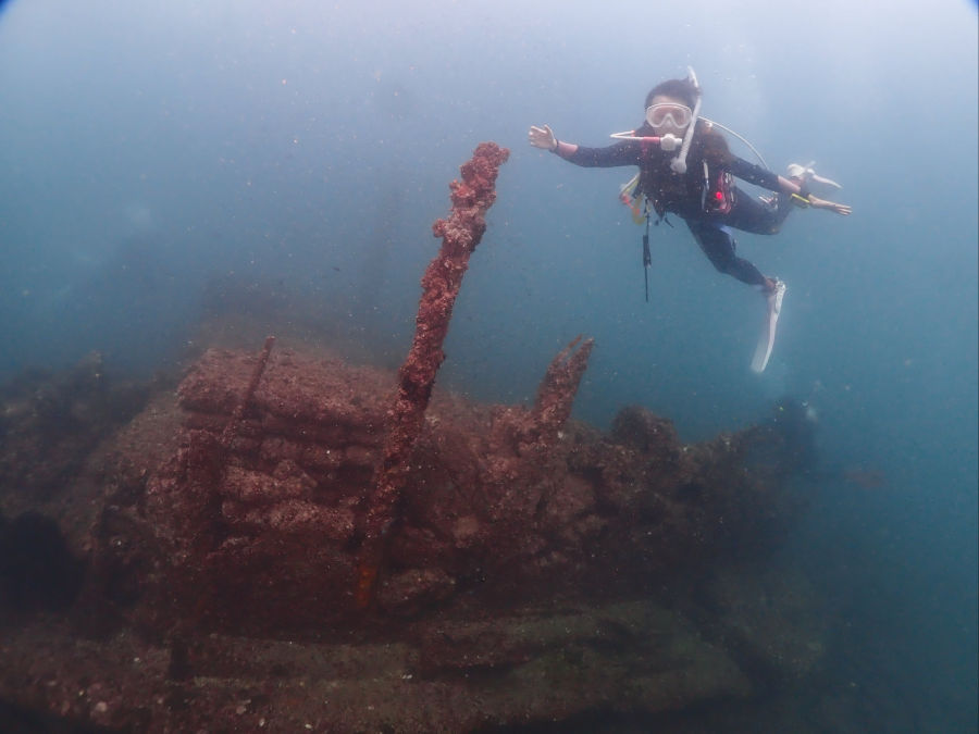 yin tsz ngam scuba diver poses with shipwreck
