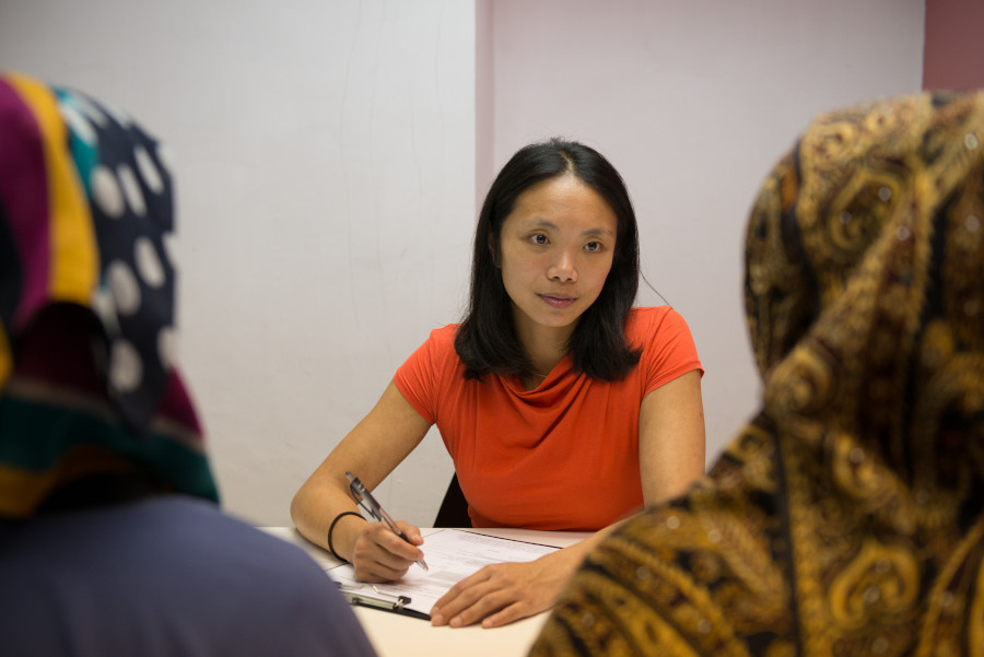 justice centre lawyer talking to ethnic minority women in hong kong