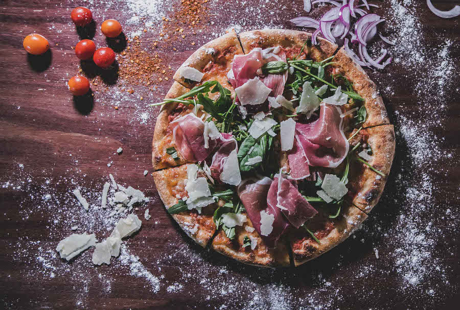 la camionetta pizza with proscuitto and rocket