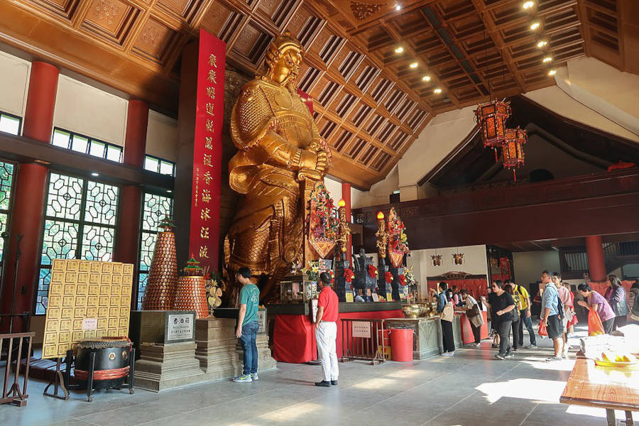 che kung statue in temple