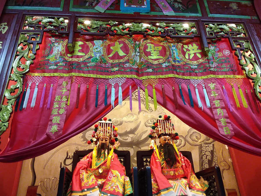 hung shing figures in hong kong temple