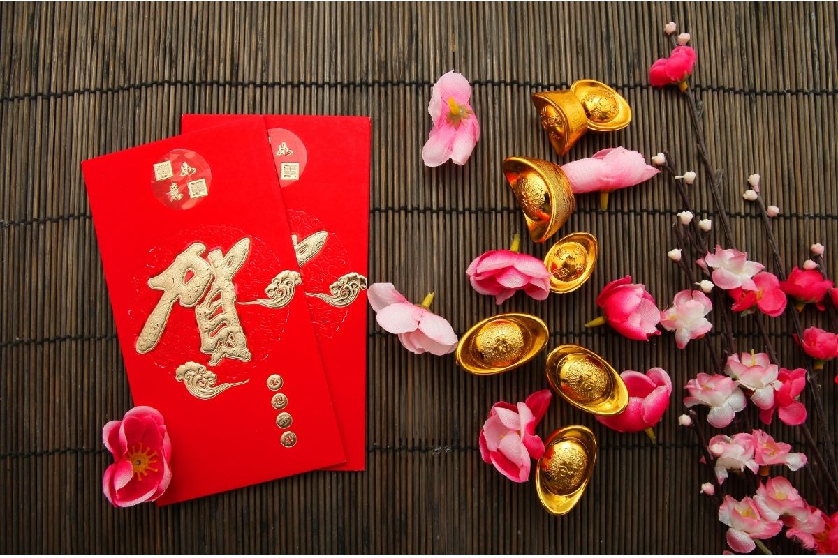 Red packets, sycee (元寶) and flowers