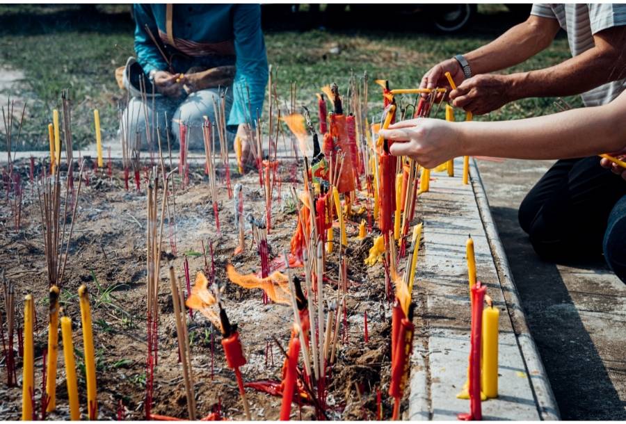 burning incense ancestor-worship qing ming festival