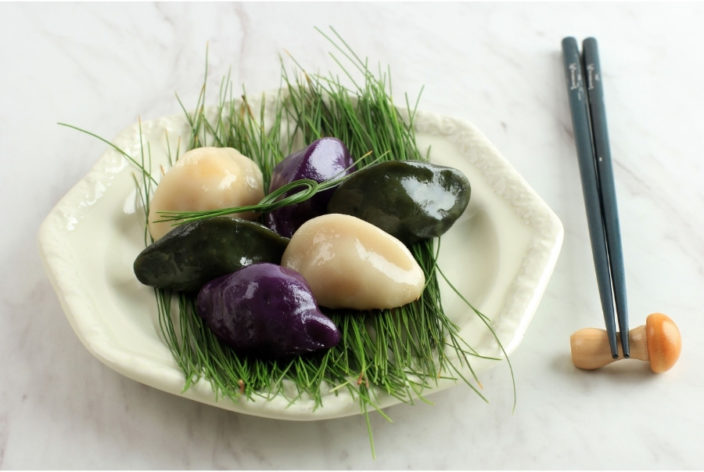 korean chuseok food songpyeon in black, white, and purple