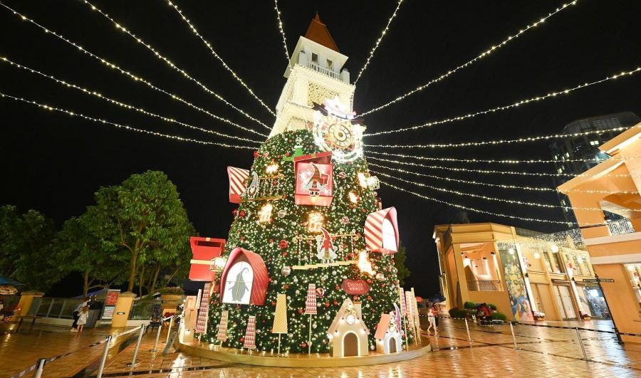 The clock tower in Discovery Bay’s North Plaza has been turned into a Christmas tree. There are string lights suspended from the top of the tree, and the ornaments include elf silhouettes, windows, and European-style houses.