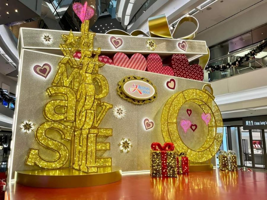 Festival Walk’s A Hearty Christmas display includes a larger-than-life present with a bow on the top. It is filled to the brim with life-size hearts in different patterns.