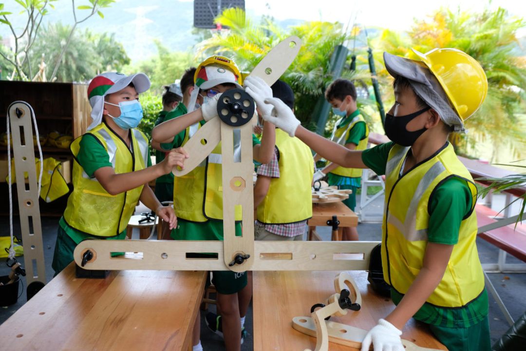 primary students building a project at ichk hong lok yuen