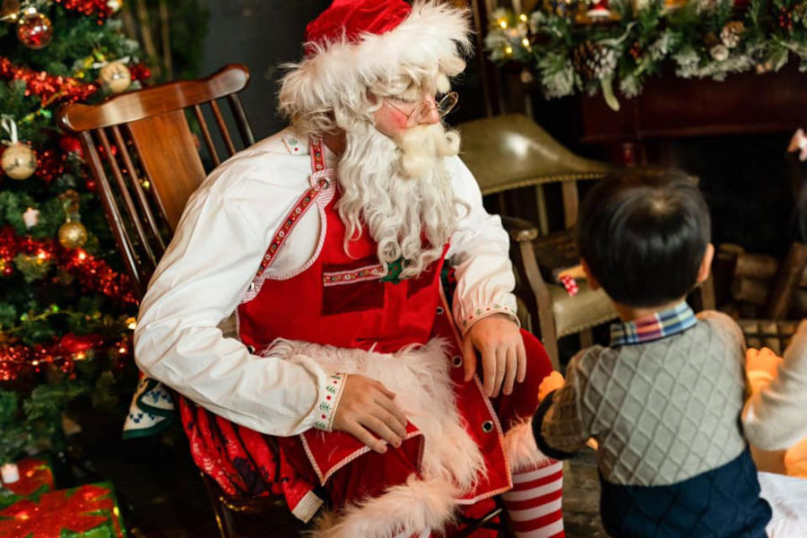child meeting father christmas at santa's secret factory sheung wan