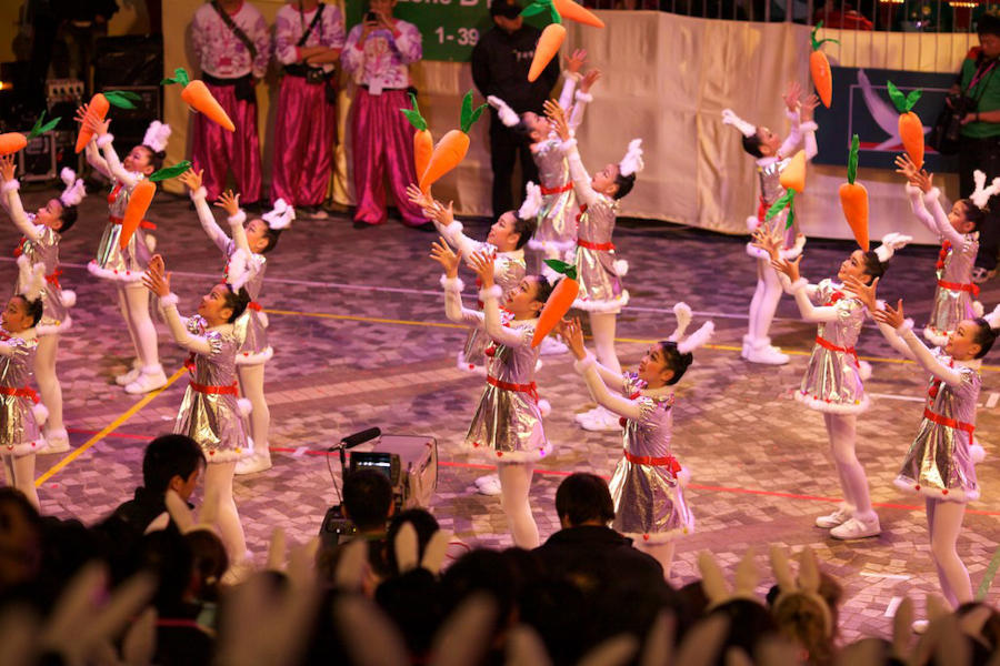 dancers performing at hong kong lunar new year night parade
