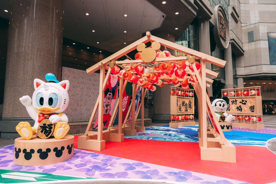 Times Square has two-metre-tall Maneki-neko-inspired Mickey and Donald installations at the Open Piazza.