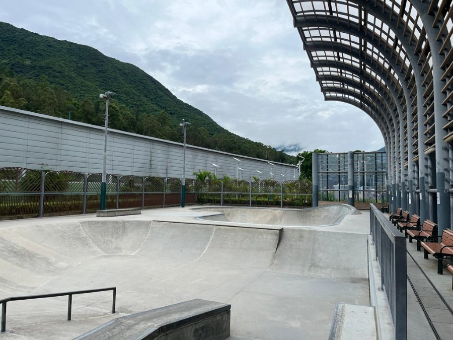 The skatepark at Tung Chung North Park has bowls, railings, ramps and benches.