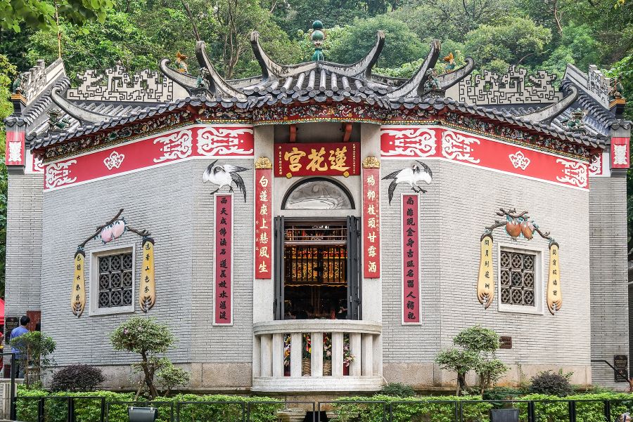 Lin Ka Fung is unique because its front hall has a half-octagonal shape and visitors can access the main hall from the sides.