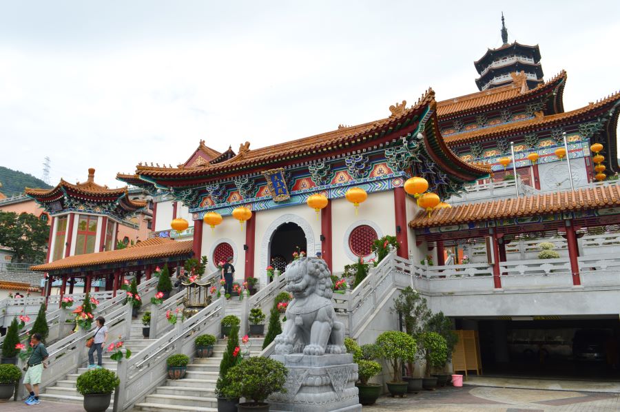 The architecture of the nine structures of the monastery is reminiscent of a Chinese palace, with traditional yellow tiled roofs and flying eaves.