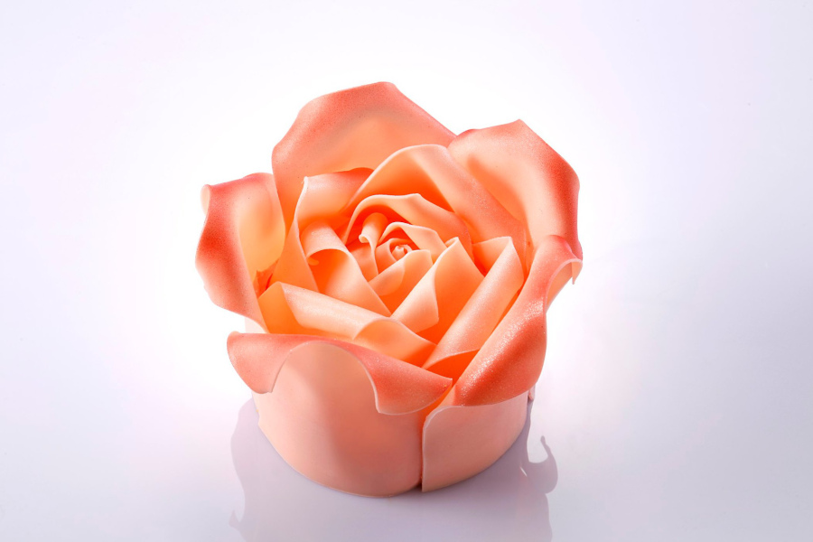 cake that looks like a realistic rose flower from patisserie tony wong