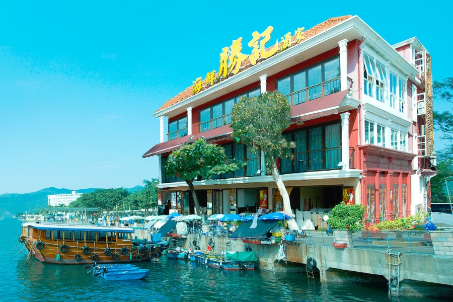 a 3-storey restaurant on waterfront with small boat park in front of the property