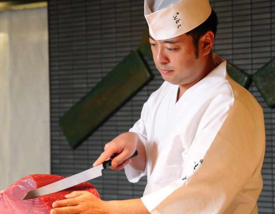 chef taga satoshi preparing omakase at sushi tokami hong kong