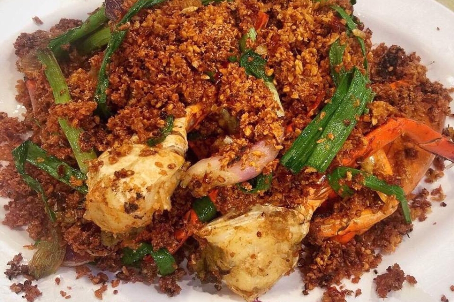 spicy crab with mix of garlic, Chinese chives and other seasoning on a white plate