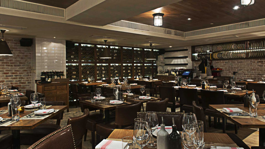 dining room of bistecca italian steak house hong kong