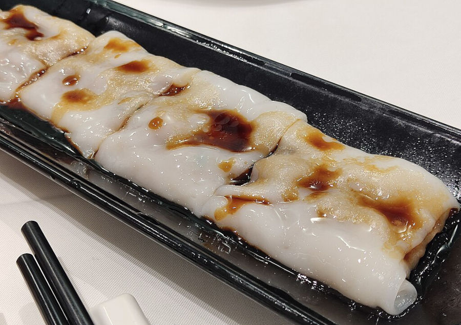 hong kong rice noodle roll with soy sauce