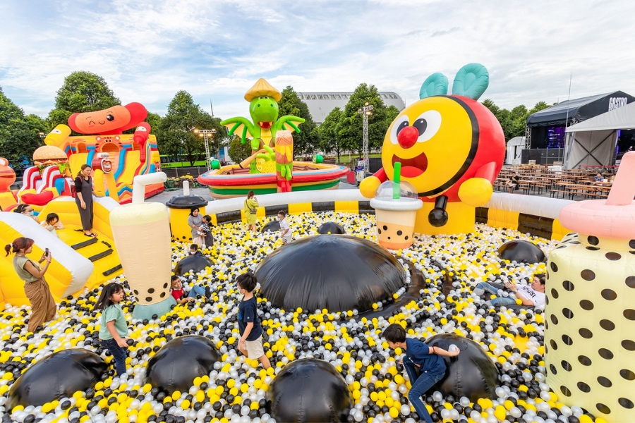 The character Honey the Sweet Bee invites children to dive into Honey's bubble tea, a bouncy castle filled with bubble balls