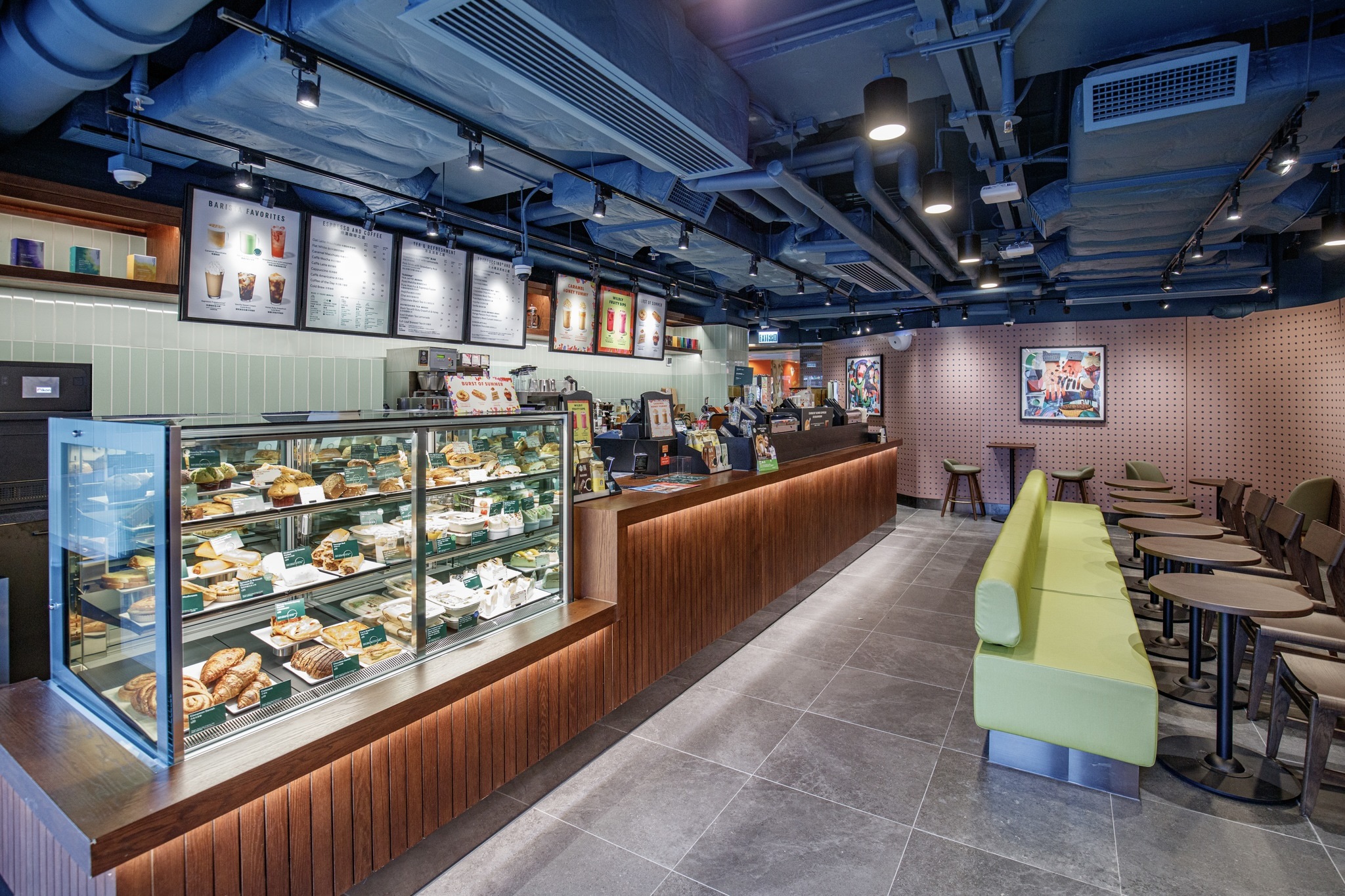 The new pet-friendly Starbucks at Cheung Sha Wan has lots of space for pets and owners to move around and convenient low seating.