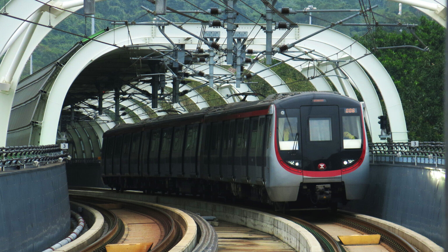 MTR announces 71,000 free single trips and 26 annual passes on July 1 in lucky draw