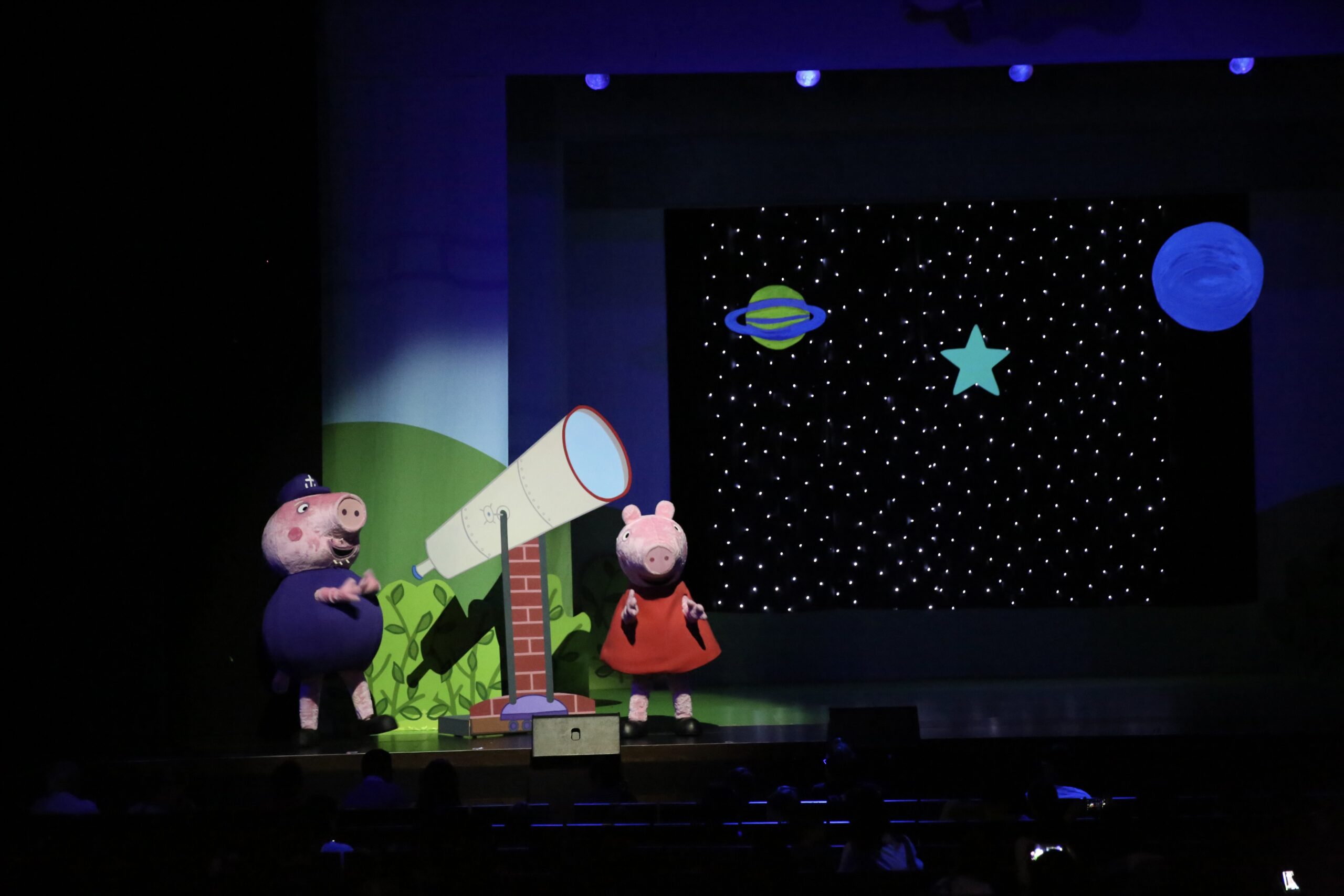 Peppa Pig revisits a memory of when she and Grandpa Pig did some stargazing.
