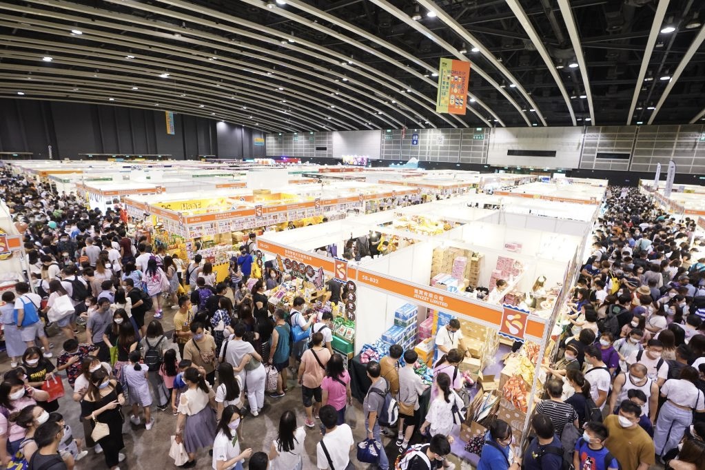 An overhead view of the crowds of people at the Hong Kong World of Snacks expo. 