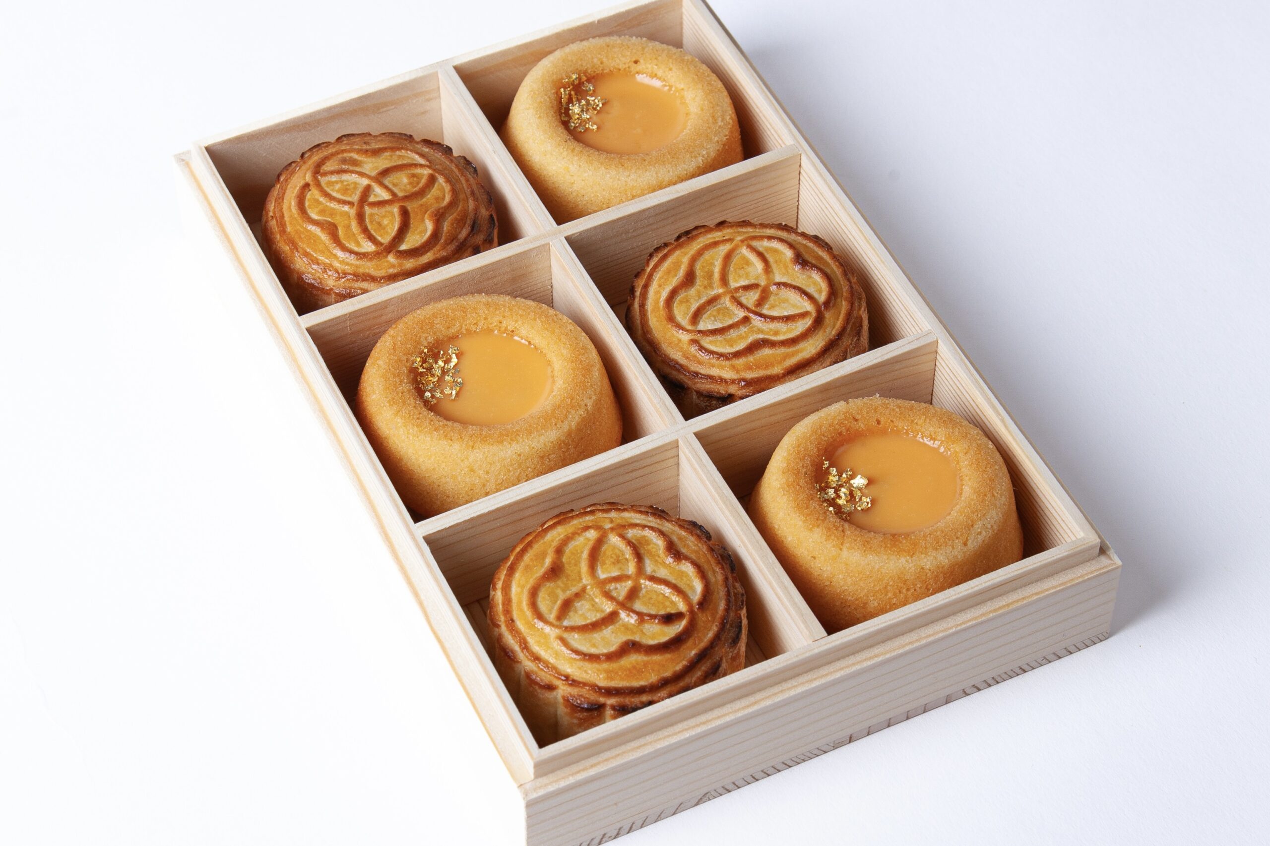 The Ān Soy and Esca mooncakes come in two flavours: black sesame and salted egg soy milk. They come in a 2x3 wooden box, partitioned so that each mooncake has its own space.