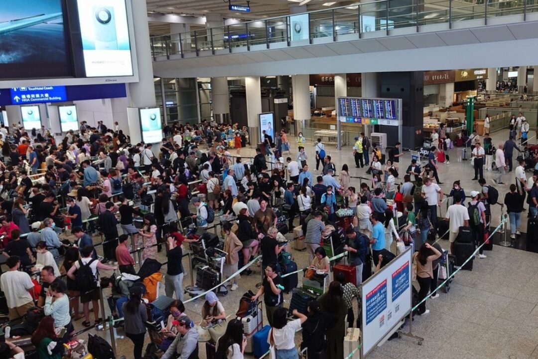 crowded hong kong international airport