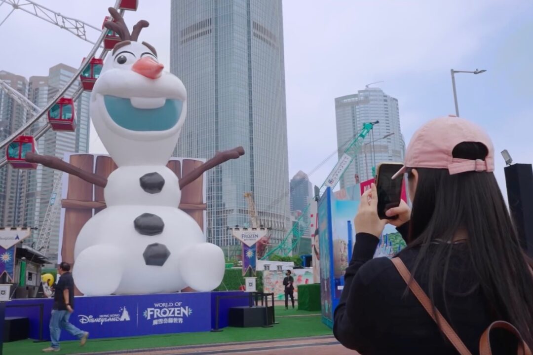 giant olaf installation in hong kong