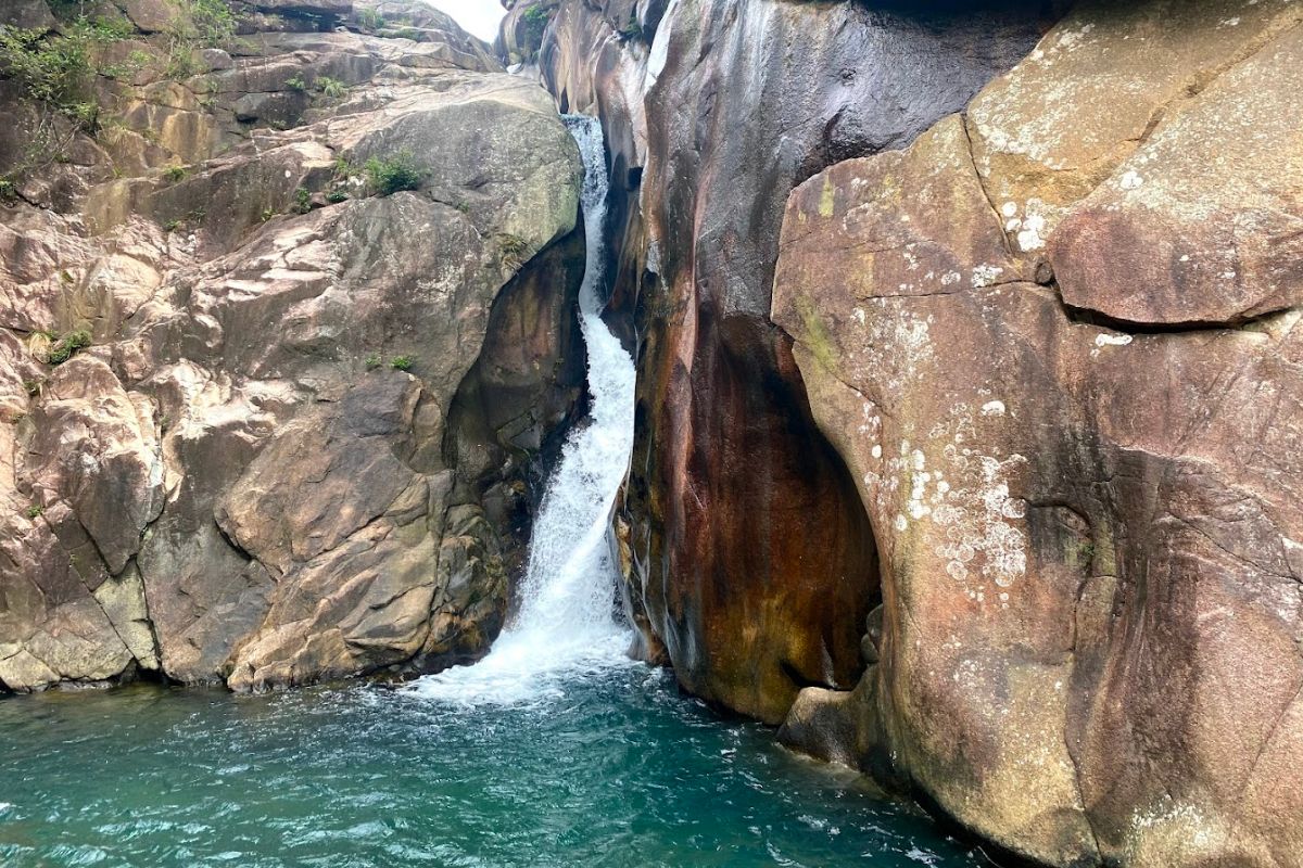 Waterfall and Rock Pool along the Ma Dai Stream ( © H. Sun via Google Maps)