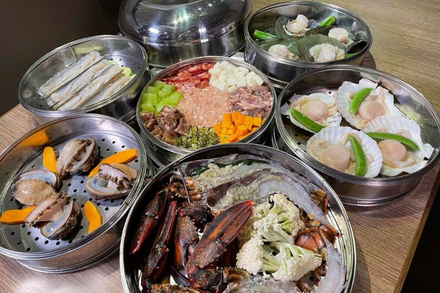 the various seafood served at steam sweet seafood restaurant in mong kok