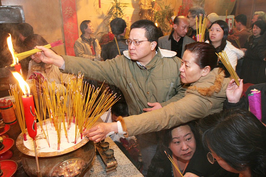 temple worshipping chinese new year