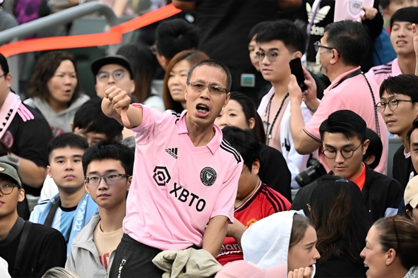 angry spectators hong kong messi match