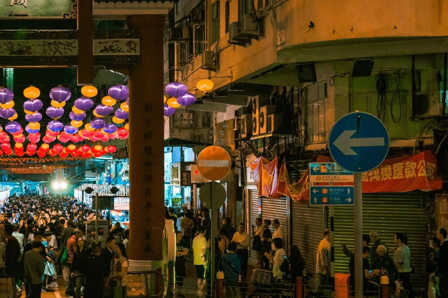 temple street night market entrance hong kong