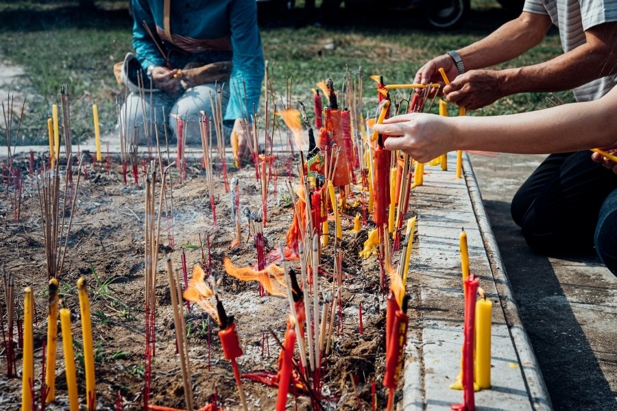 burning incense ancestor-worship qing ming festival