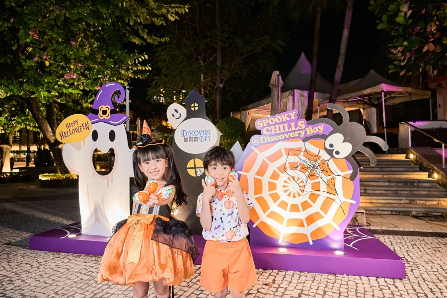 2 kids posing in front of the halloween photo spots in discovery bay