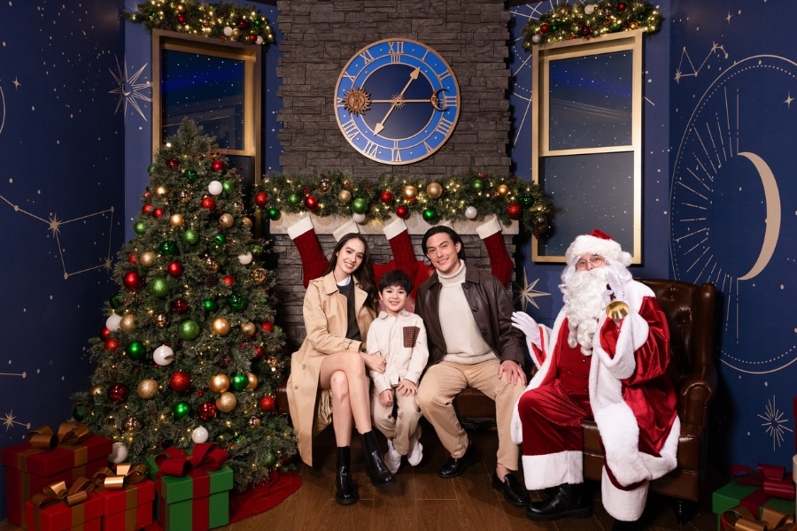 a fanily of three meeting santa at ifc mall