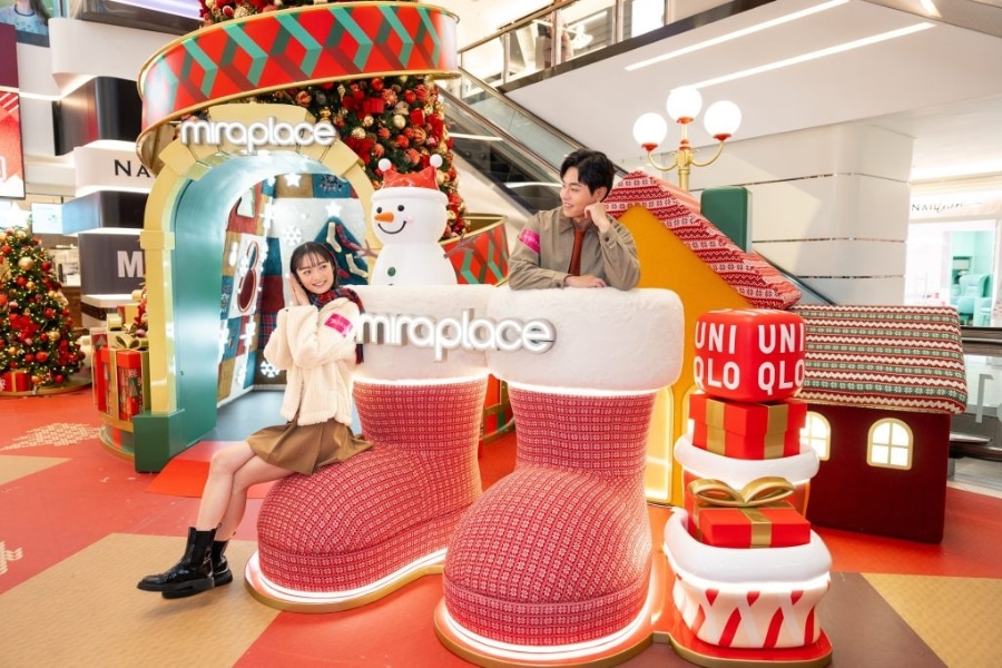 a couple posing at miraplace christmas photo spots