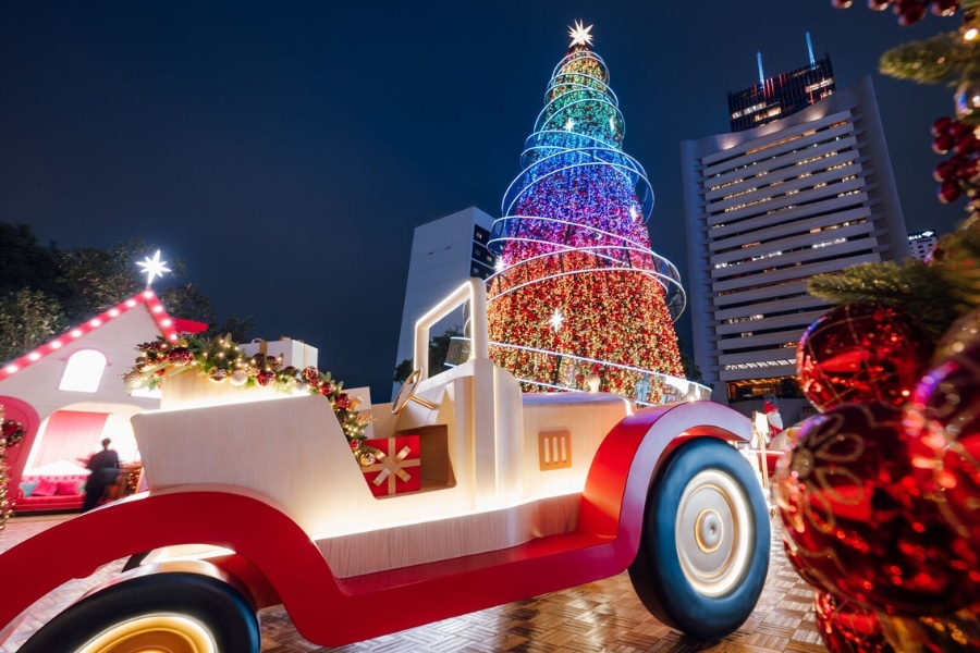 the santa's ride in front of the christmas tree at winter wonderland central