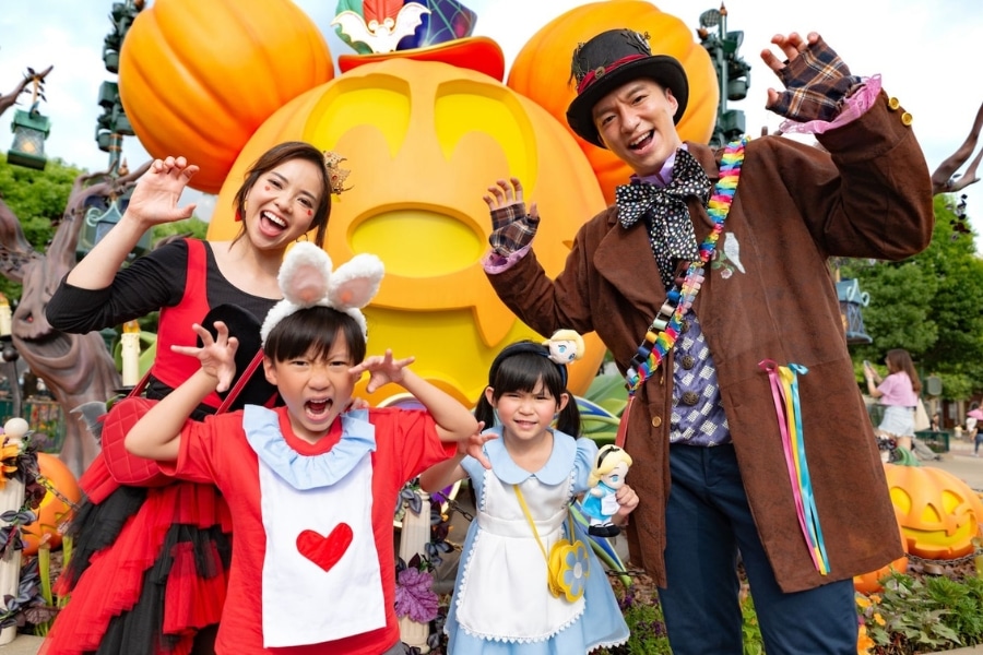 parents and kids dress up in halloween costume at hong kong disneyland