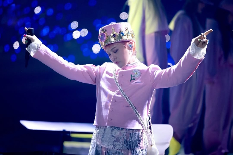 korean singer g dragon performing at mama awards