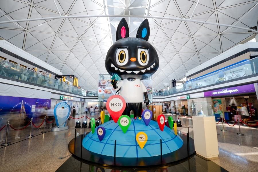 7-meter king mon sculpture at hong kong international airport