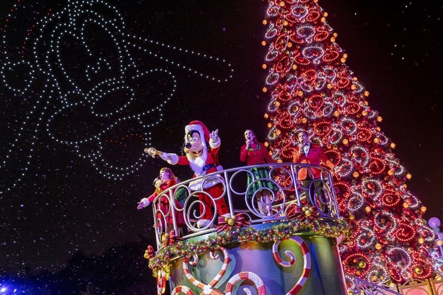 a disney christmas at hong kong disneyland