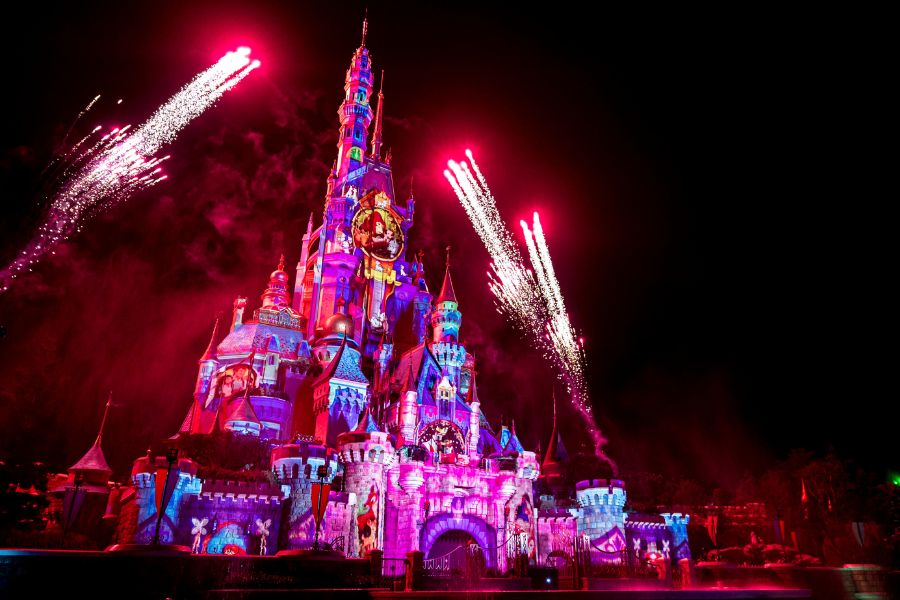 Magical New Year’s Eve countdown and fireworks (© Hong Kong Disneyland)