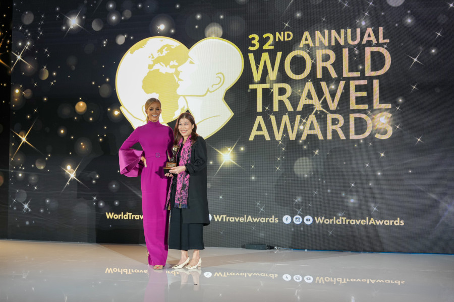 Representative from Hong Kong International Airport receiving the World’s Leading Airport for Customer Experience 2025 trophy on stage at the World Travel Awards.