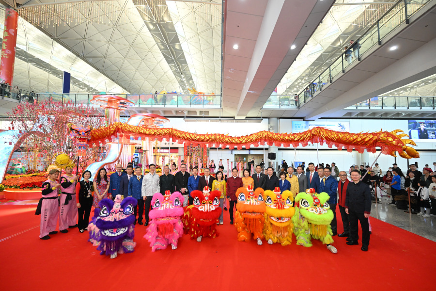 Fred Lam (AAHK Chairman), Mable Chan (Secretary for Transport and Logistics) and Vivian Cheung (AAHK CEO) at the Chinese New Year celebration at HKIA.